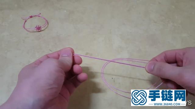 看看如何用绳编手链，漂亮花结手链的编制方法！