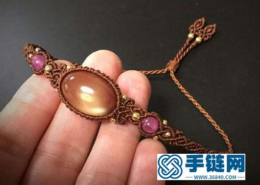 一双巧手就可以把普通石头和绳子变成手链，这就是化腐朽为神奇吧