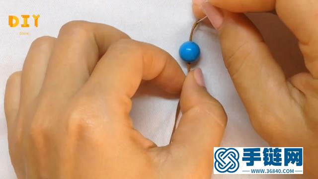 手工绳编的技巧，带你学习如何编制蓝珠手链的方法，创意十足